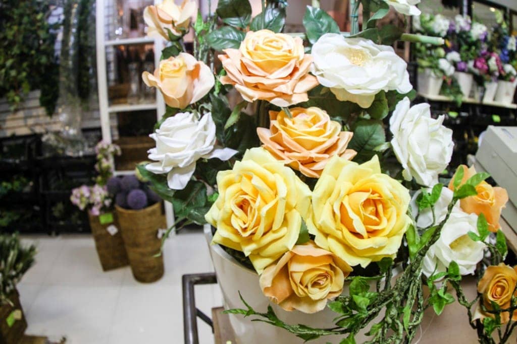 arranjo com rosas artificiais para sua casa