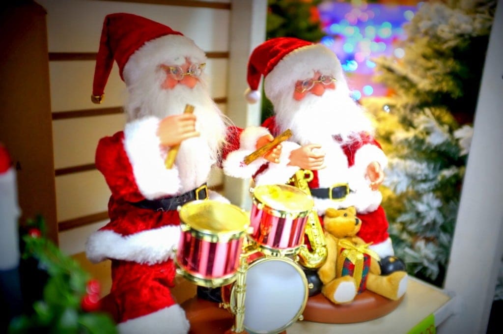Diversos bonecos de Papai Noel para sua Decoracao de Natal na XMAS DECOR